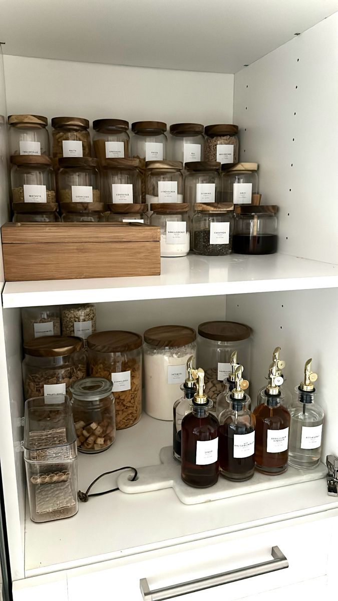 Home Pantry Organization, Food Organization, Spice Jars Ideas, Jars Aesthetic, Aesthetic Home Organization, Home Essentials Aesthetic, Small Room Interior