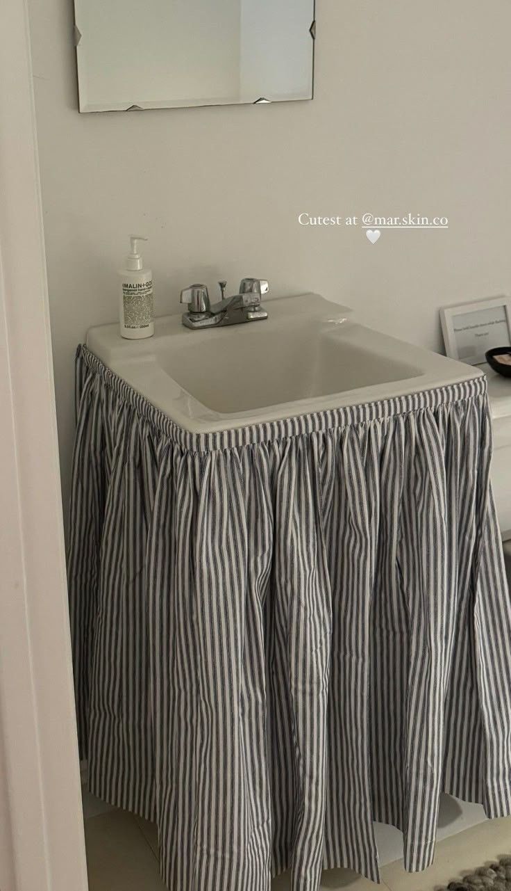Casa Dei Sogni, Apartment Decor Inspiration, Apartment Inspiration, Dream House Decor, My New Room, House Inspo, Interior Inspo, Bathroom Inspiration, New Room
