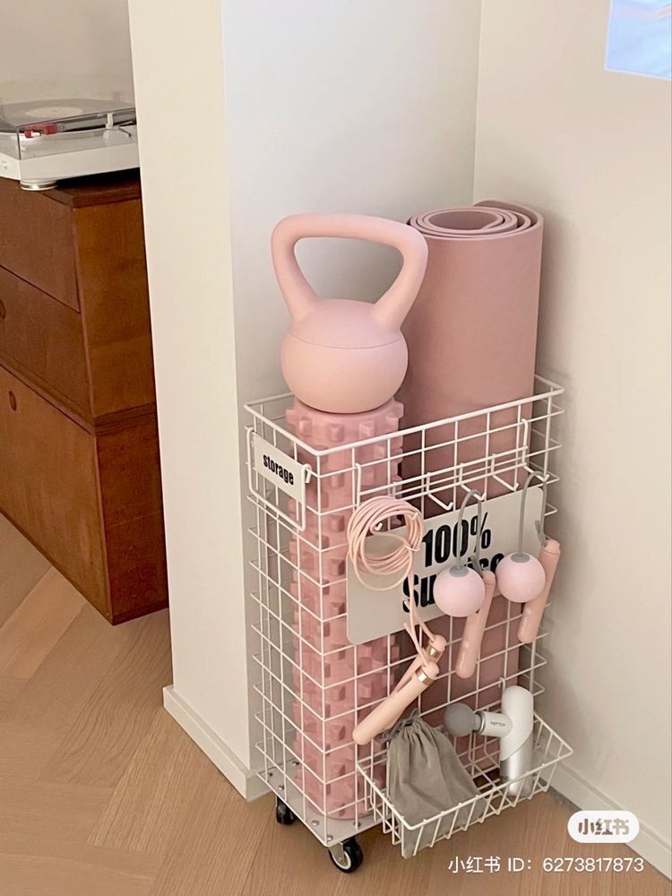 Cute Home Gym Bedroom, Apartment Workout Space, Girly Home Gym Ideas, Cute Workout Room, Pink Home Gym Decor, Girly Workout Room, Girly Home Gym
