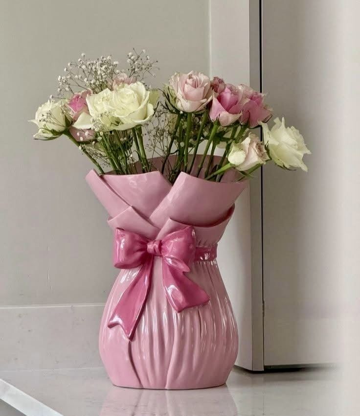 Vase Inspo, Pink Flower Vase Design, Cute Flower Vase, Aesthetic Flower Vase Diy, Bow Flower Pot, Bow Vase