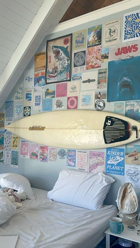 Surf Room Ideas Aesthetic, Surf Aesthetic Room, Surfing Room Aesthetic, Aesthetic Surfer Room, Room Ideas Surf, Surfer Room Inspiration, Surfing Aesthetic Room