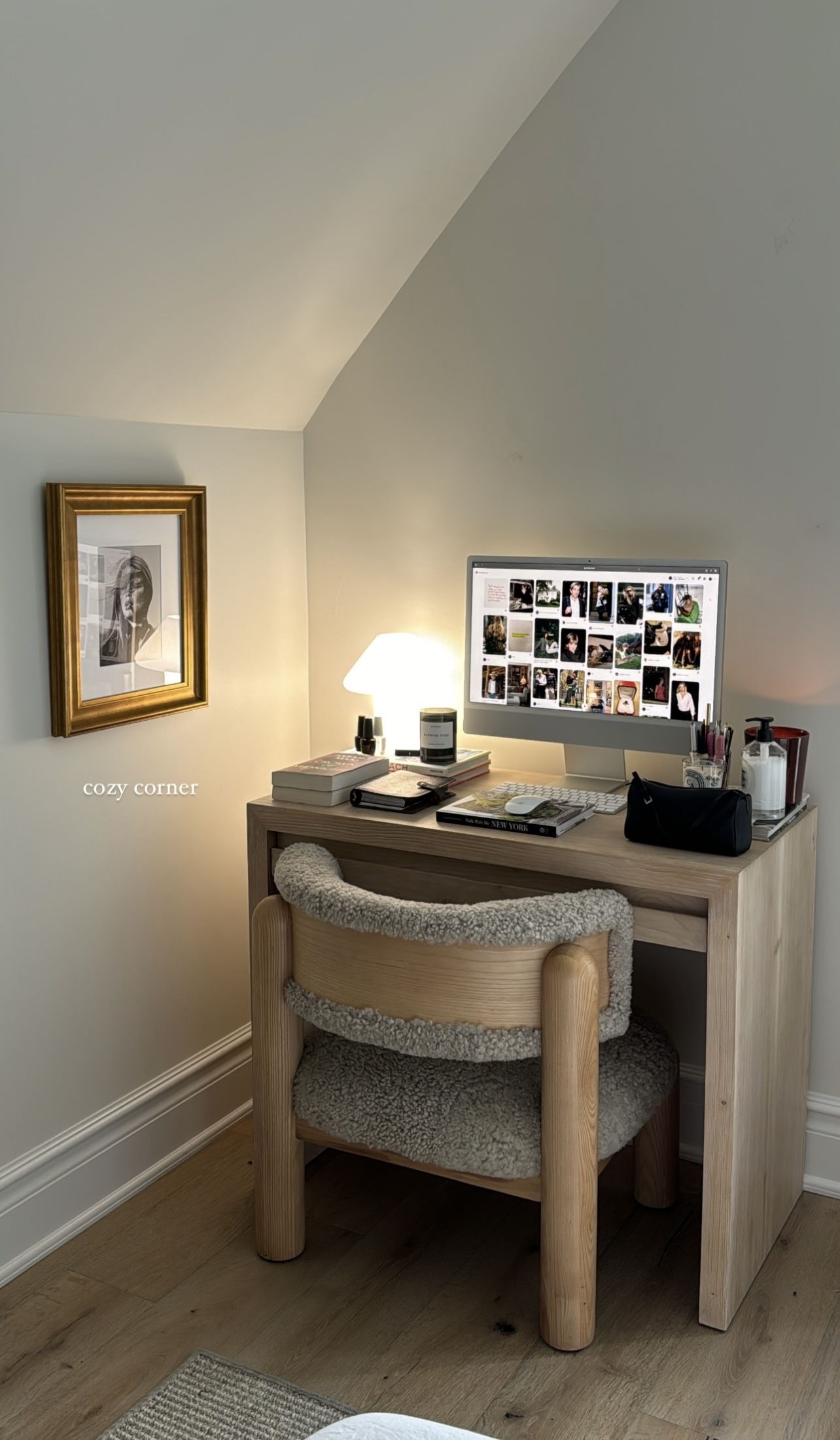 Small Desk Inspo, Apartment Desk Area, Apartment Desk Aesthetic, Bedroom Desk Chair Aesthetic, Corner Desk Apartment, Desk Apartment