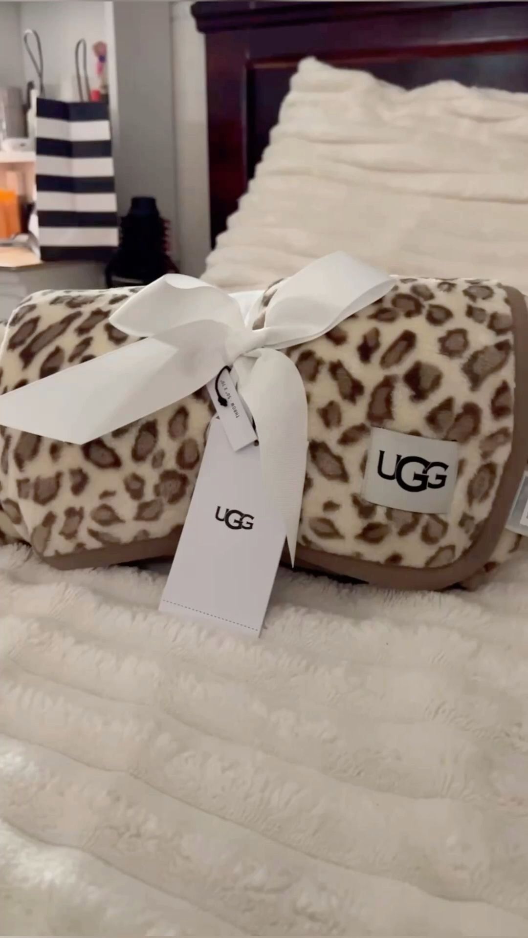Cheetah Print Gift, Ugg Leopard Blanket, Blanket Inspo, Bed Blankets, Cheetah Print Blanket On Bed, Blankets Aesthetic, Cozy Blanket