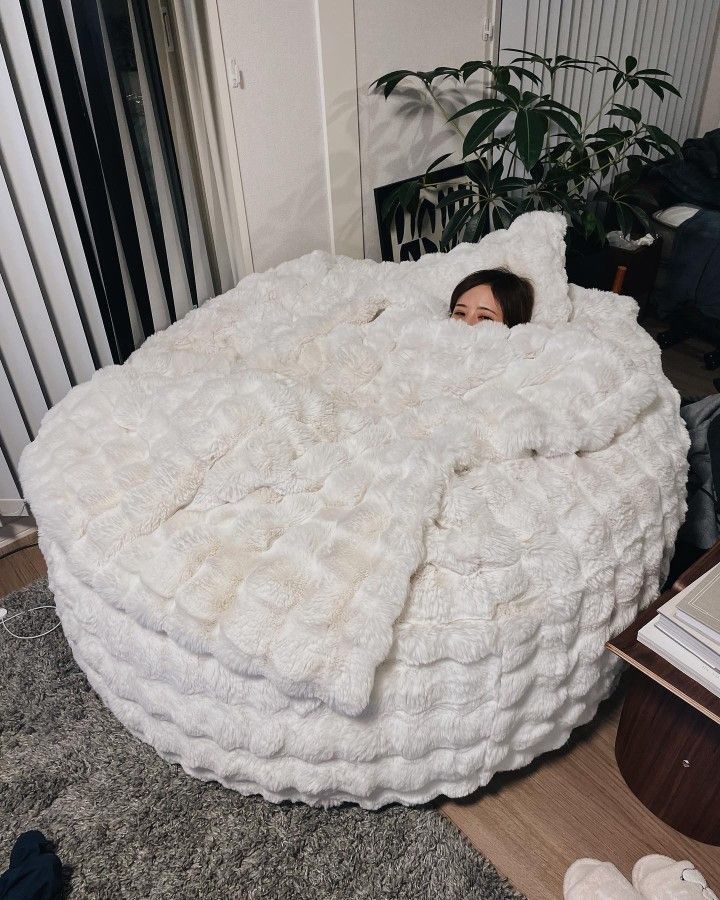 Big Fluffy Bean Bag Bed, Aesthetic Couch For Bedroom, Cute Bedroom Furniture Ideas, Cozy Circle Bed, Really Comfy Bed