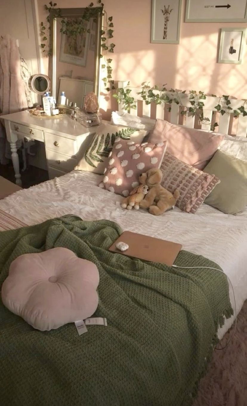 Cottage Core Rooms Bedrooms, Girl Green Bedroom Ideas, Sage Green And Pink Room Decor, Cute Green Rooms, Small Cottage Core Bedroom Ideas