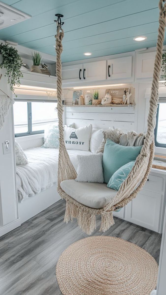 Beach Finds Decor, Beach Renovation Ideas, Interior Simple Design, Beach Inspired Rooms, Coastal Van, Cool Beach House, Tiny Caravan Ideas