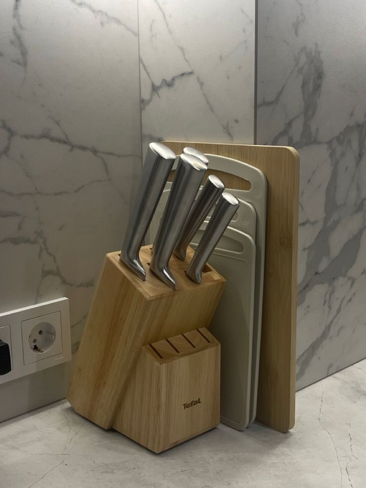 Minimalist Kitchen Counter: Natural Wood & Marble