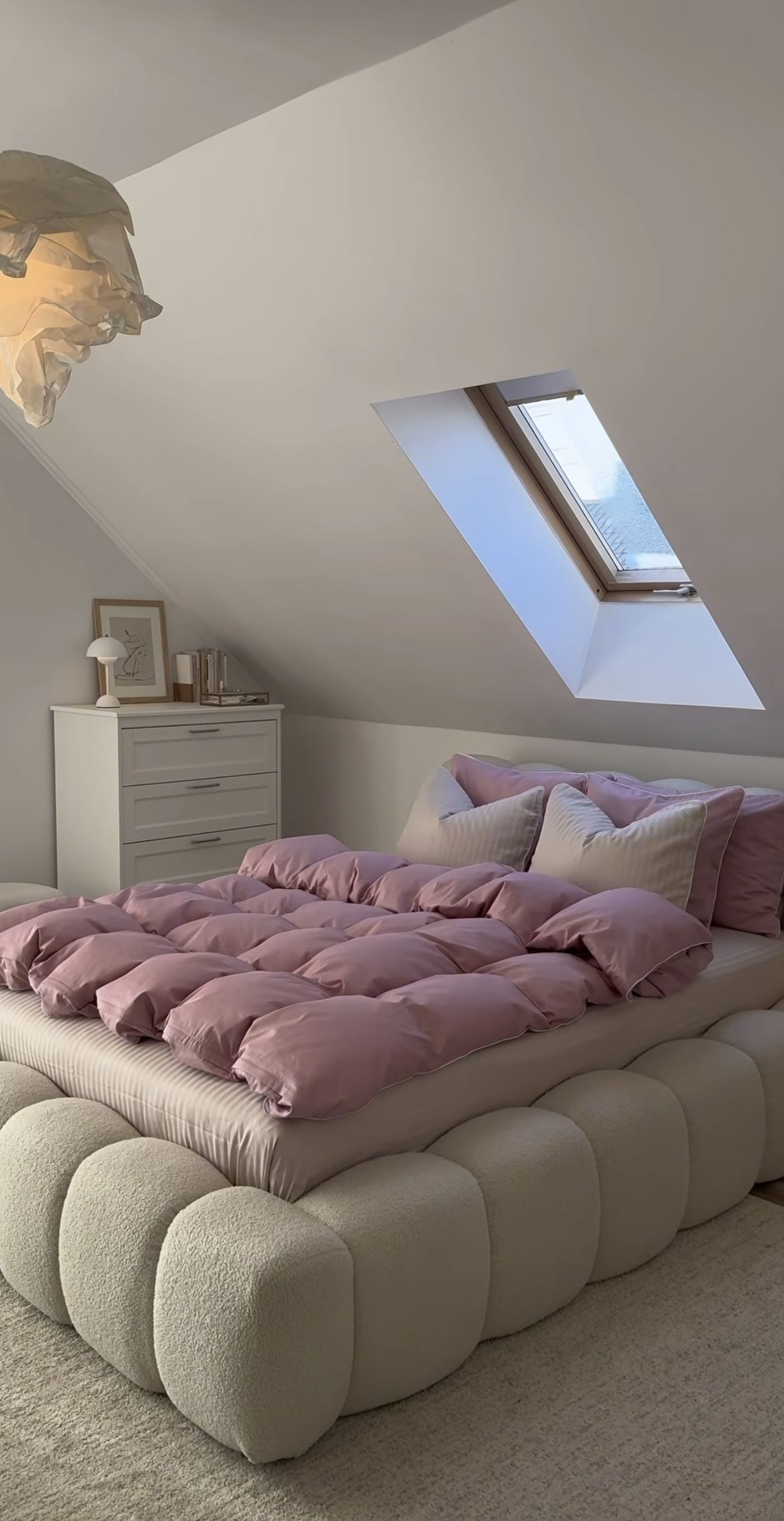 Bedroom Ideas Loft, Bed And Rug, Room Inspo Modern, Room Inspo Big Bed, Cozy Bed Frame, Round Bed Aesthetic Room, Round Bed Aesthetic Cozy