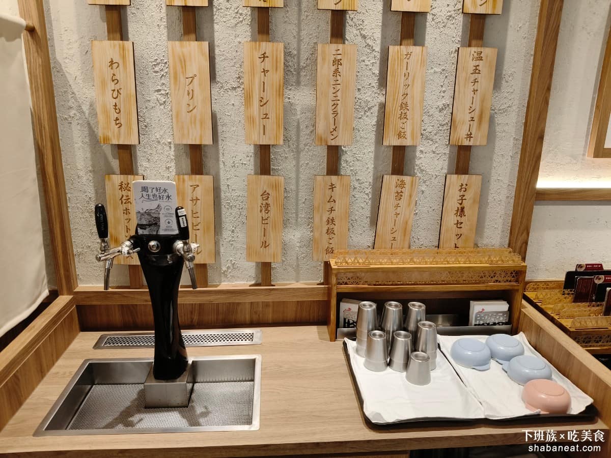 樂麵屋大直美麗華店 樂麵屋大直美麗華店菜單 樂麵屋大直美麗華店推薦 中山區美食 中山美食 店內提供免費冰開水，內用結帳後，有時還會附贈下次使用的優惠券，內容是招牌焦糖布丁和金多蝦各一份。 @下班族的美食計劃