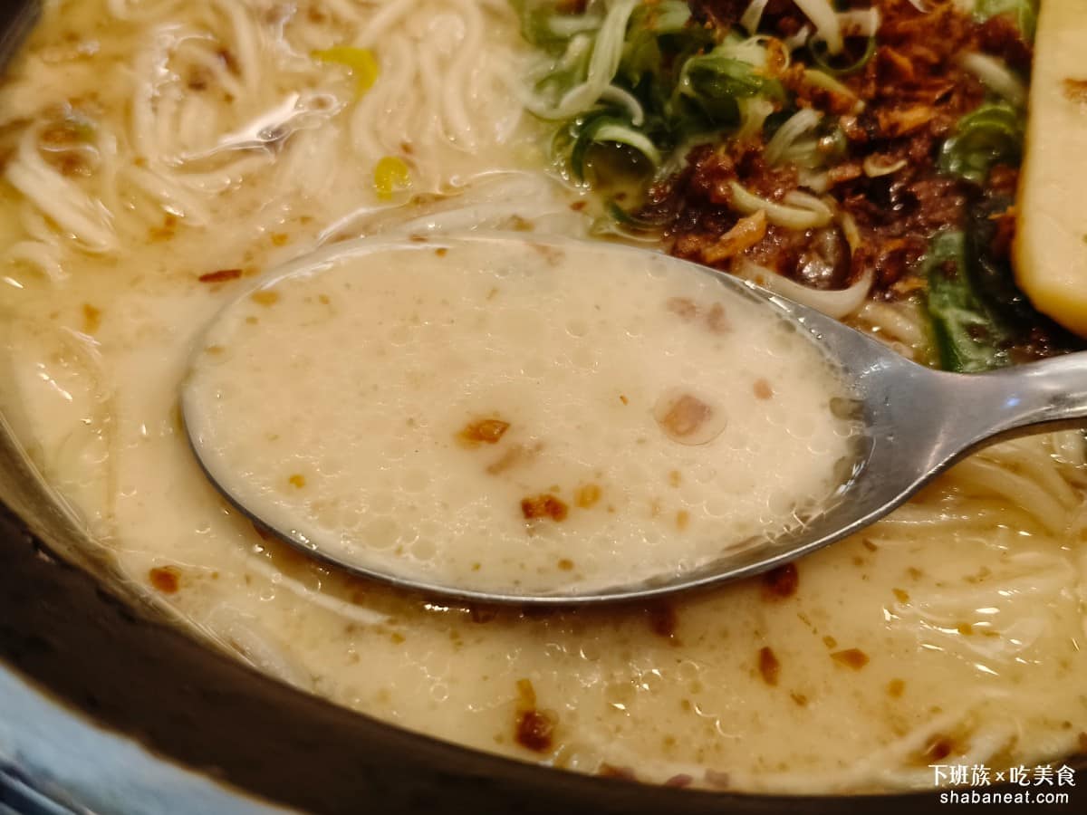 樂麵屋大直美麗華店 樂麵屋大直美麗華店菜單 樂麵屋大直美麗華店推薦 中山區美食 中山美食 因為湯頭本身就偏油，所以如果要吃的話，建議不要點最清淡的，不然就會變成想要清淡口味，結果湯頭又超級油，會很奇怪。 @下班族的美食計劃