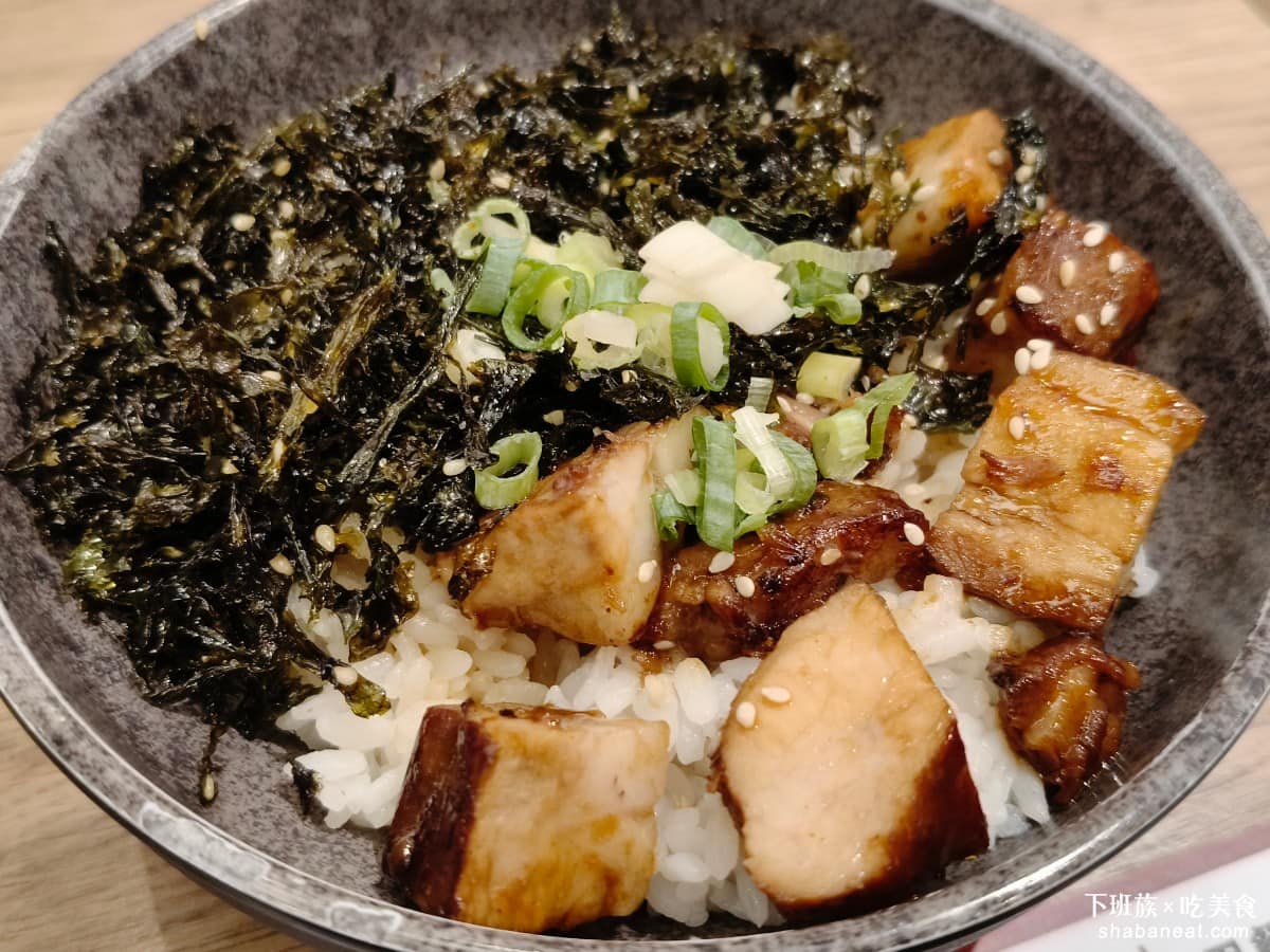 樂麵屋大直美麗華店 樂麵屋大直美麗華店菜單 樂麵屋大直美麗華店推薦 中山區美食 中山美食 海苔叉燒飯 白飯上鋪著切塊的叉燒肉，醬汁味道足，飯粒有吸到醬汁，吃起來不乾，海苔絲帶點鹹香，和叉燒的甜鹹醬汁搭配還不錯，整體表現中規中矩。 @下班族的美食計劃