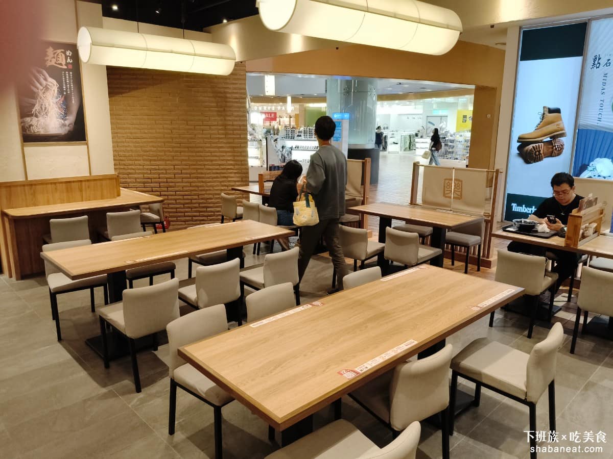 樂麵屋大直美麗華店 樂麵屋大直美麗華店菜單 樂麵屋大直美麗華店推薦 中山區美食 中山美食 店內座位數量有限，用餐高峰時段，可能會坐滿，但因為毗鄰美麗華美食街的開放座位區，實際上座位的延伸空間算是充足。 @下班族的美食計劃