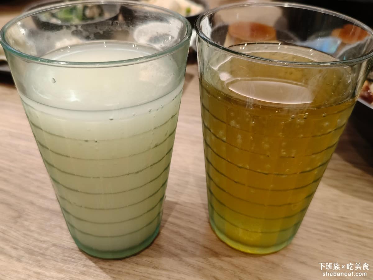 樂麵屋大直美麗華店 樂麵屋大直美麗華店菜單 樂麵屋大直美麗華店推薦 中山區美食 中山美食 可爾必思和無糖綠茶 點套餐只要加 30 元，就會附飲料，如果不想喝飲料，可以直接喝店內提供的冰開水，也很不錯。 @下班族的美食計劃