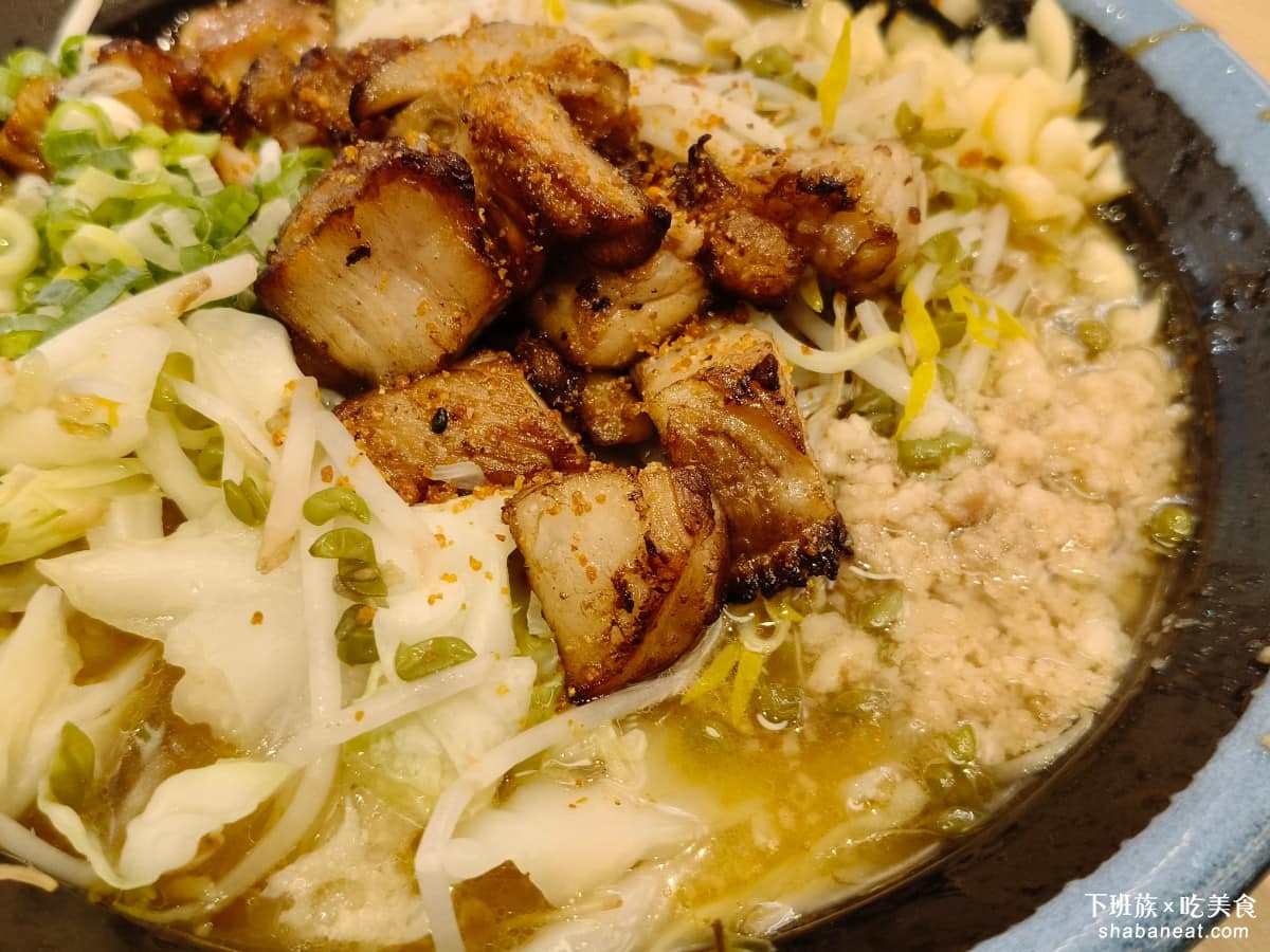 樂麵屋大直美麗華店 樂麵屋大直美麗華店菜單 樂麵屋大直美麗華店推薦 中山區美食 中山美食 味道吃起來也不錯，蒜味十足而且會比招牌的油蔥湯頭清爽一點，不會那麼油膩。 @下班族的美食計劃