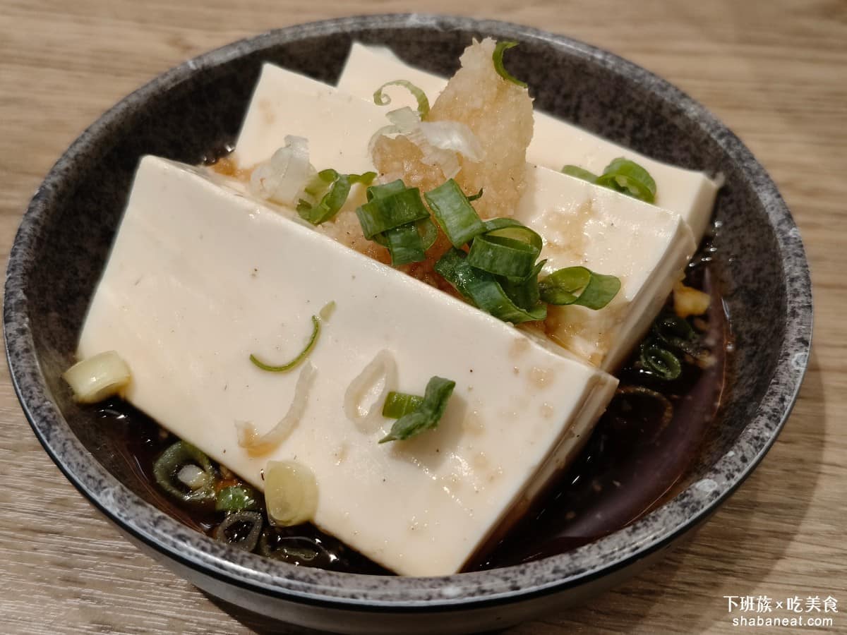 樂麵屋大直美麗華店 樂麵屋大直美麗華店菜單 樂麵屋大直美麗華店推薦 中山區美食 中山美食 涼拌豆腐 冰冰涼涼的，非常好吃只不過底部的醬油帶有一點柚子香味，吃起來其實非常奇怪。 @下班族的美食計劃