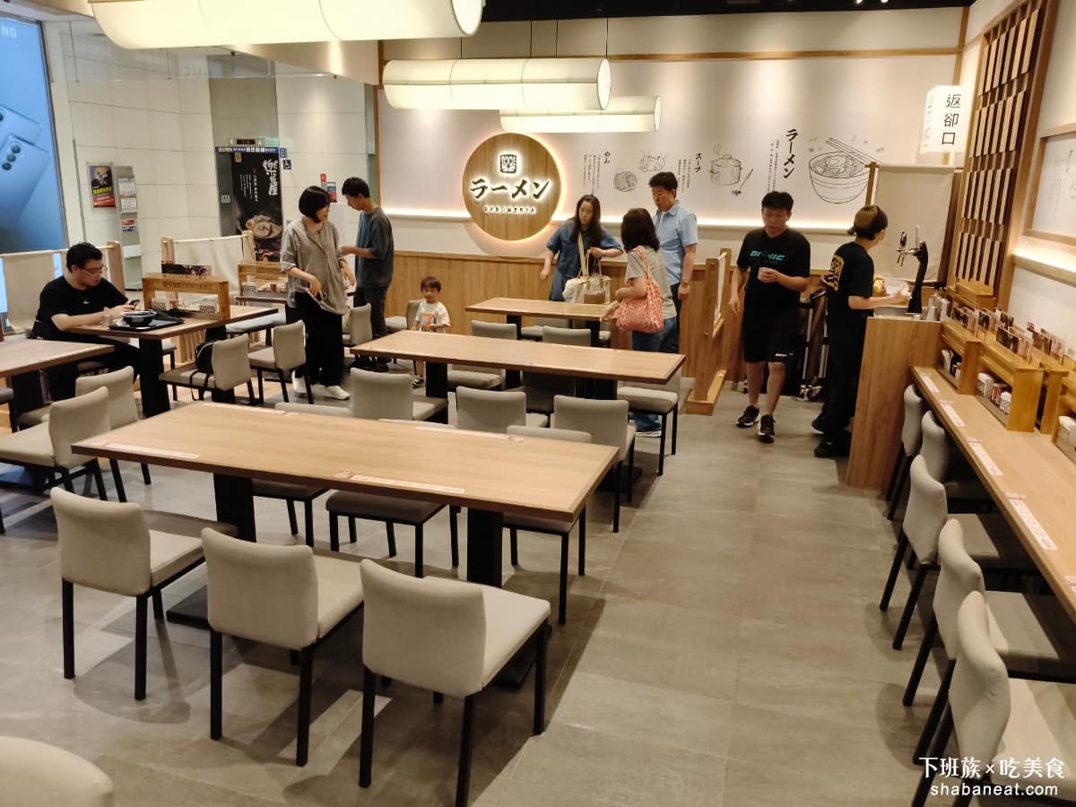 樂麵屋大直美麗華店 樂麵屋大直美麗華店菜單 樂麵屋大直美麗華店推薦 中山區美食 中山美食 《樂麵屋美麗華店》位在大直美麗華購物中心內，捷運劍南路站下車後，依照指標走進美麗華即可找到，店面旁邊緊鄰韓姜熙的小廚房，位置在美食區的範圍內。 @下班族的美食計劃