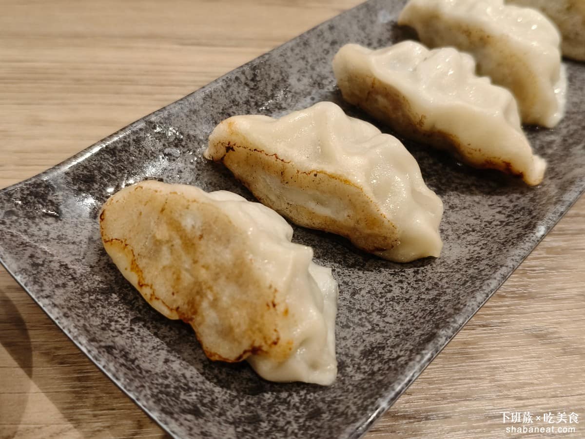 樂麵屋大直美麗華店 樂麵屋大直美麗華店菜單 樂麵屋大直美麗華店推薦 中山區美食 中山美食 我們第一次來吃的時候，餃子的外皮都很軟，也真的很脆，但這次來吃，卻變得超級乾、超級硬，外皮都咬不動，最後都沒吃完。 @下班族的美食計劃