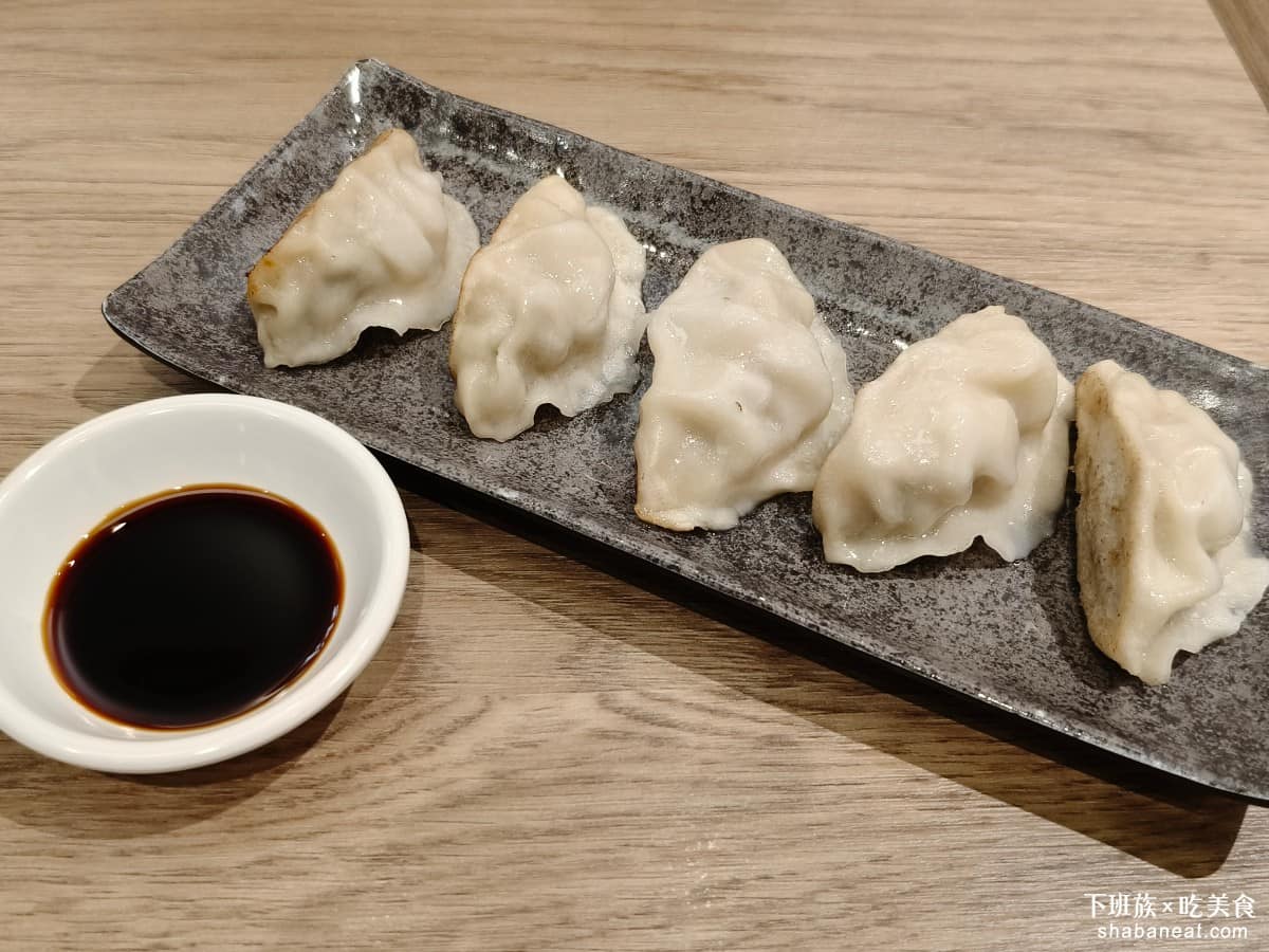 樂麵屋大直美麗華店 樂麵屋大直美麗華店菜單 樂麵屋大直美麗華店推薦 中山區美食 中山美食 招牌煎餃 外皮沒有煎得很脆，但豬肉餡的調味不少，吃得到淡淡的黑胡椒香，搭配附上的酸味餃子醬一起吃，整體還算順口。 @下班族的美食計劃