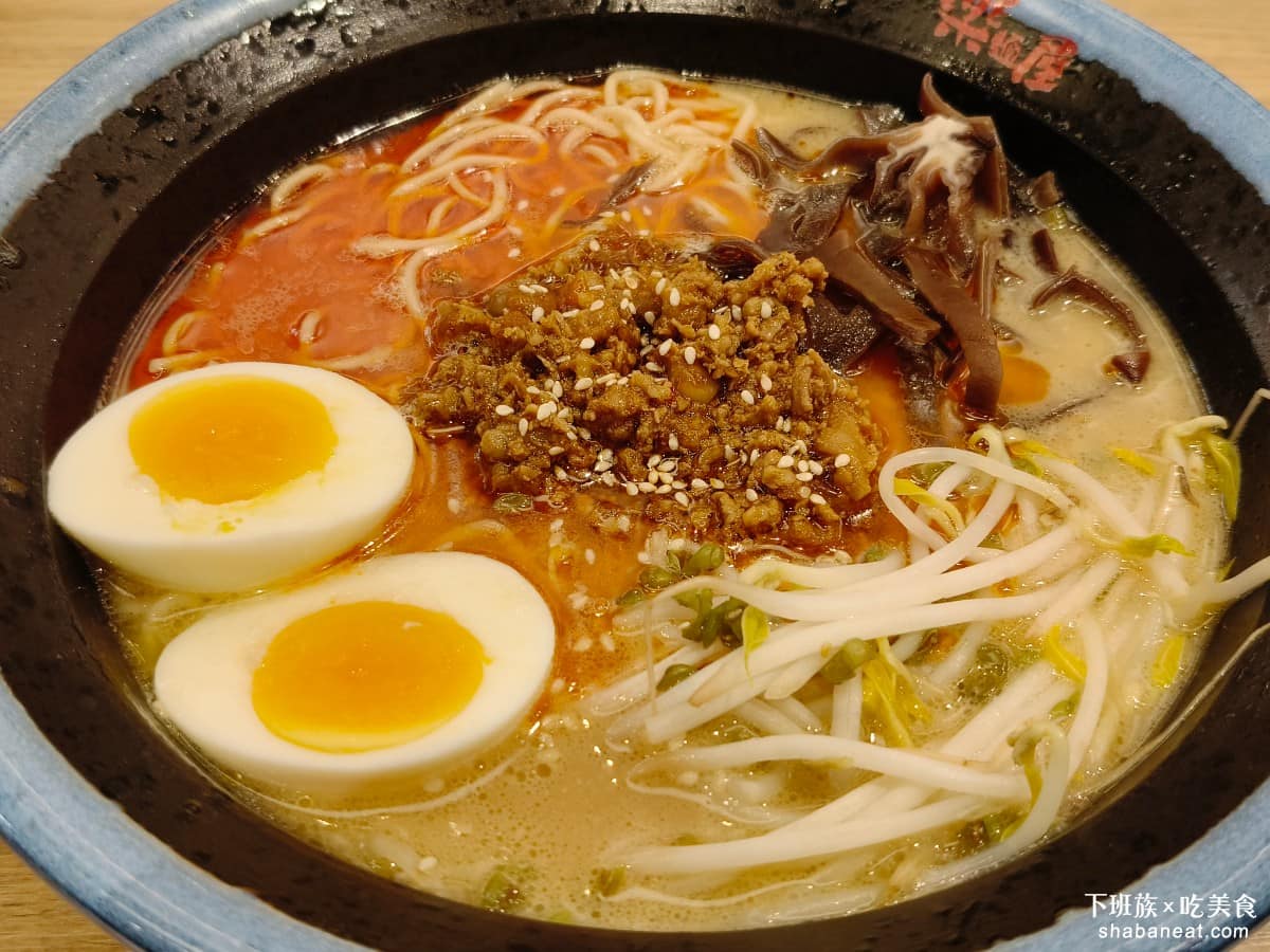 樂麵屋大直美麗華店 樂麵屋大直美麗華店菜單 樂麵屋大直美麗華店推薦 中山區美食 中山美食 胡麻紅油擔擔麵 辣味非常重，而且還帶一點川味的辣味，感覺有點太辣了，最後只好把辣油都撈出來，不然沒辦法吃。 @下班族的美食計劃