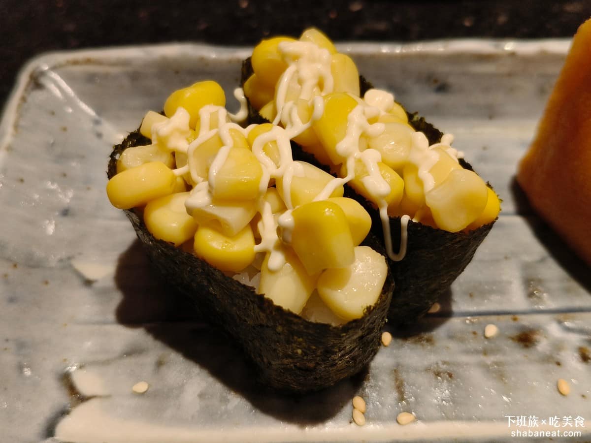 金澤美味壽司 SOGO忠孝 SOGO忠孝菜單 SOGO忠孝推薦 大安區美食 大安美食 忠孝復興美食 玉米沙拉軍艦 單純的只有玉米、白飯，以及海苔因為美乃滋加得比較少，所以吃起來感覺蠻淡的。 @下班族的美食計劃