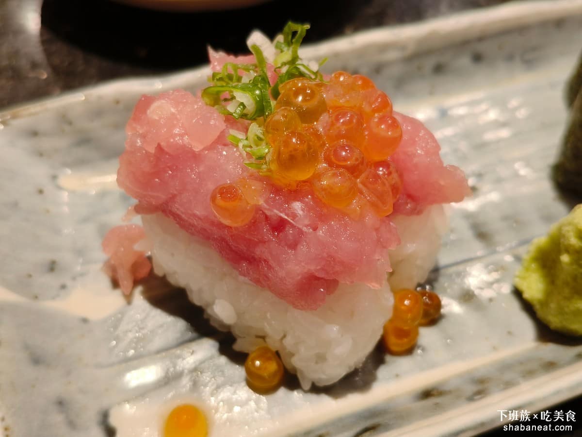 金澤美味壽司 SOGO忠孝 SOGO忠孝菜單 SOGO忠孝推薦 大安區美食 大安美食 忠孝復興美食 鮭魚卵蔥花鮪 使用豐洲市場直送的鮪魚，魚肉粉紅、油脂分布均勻，入口沒有腥味，搭蔥花的香氣，吃起來乾淨清爽。 @下班族的美食計劃