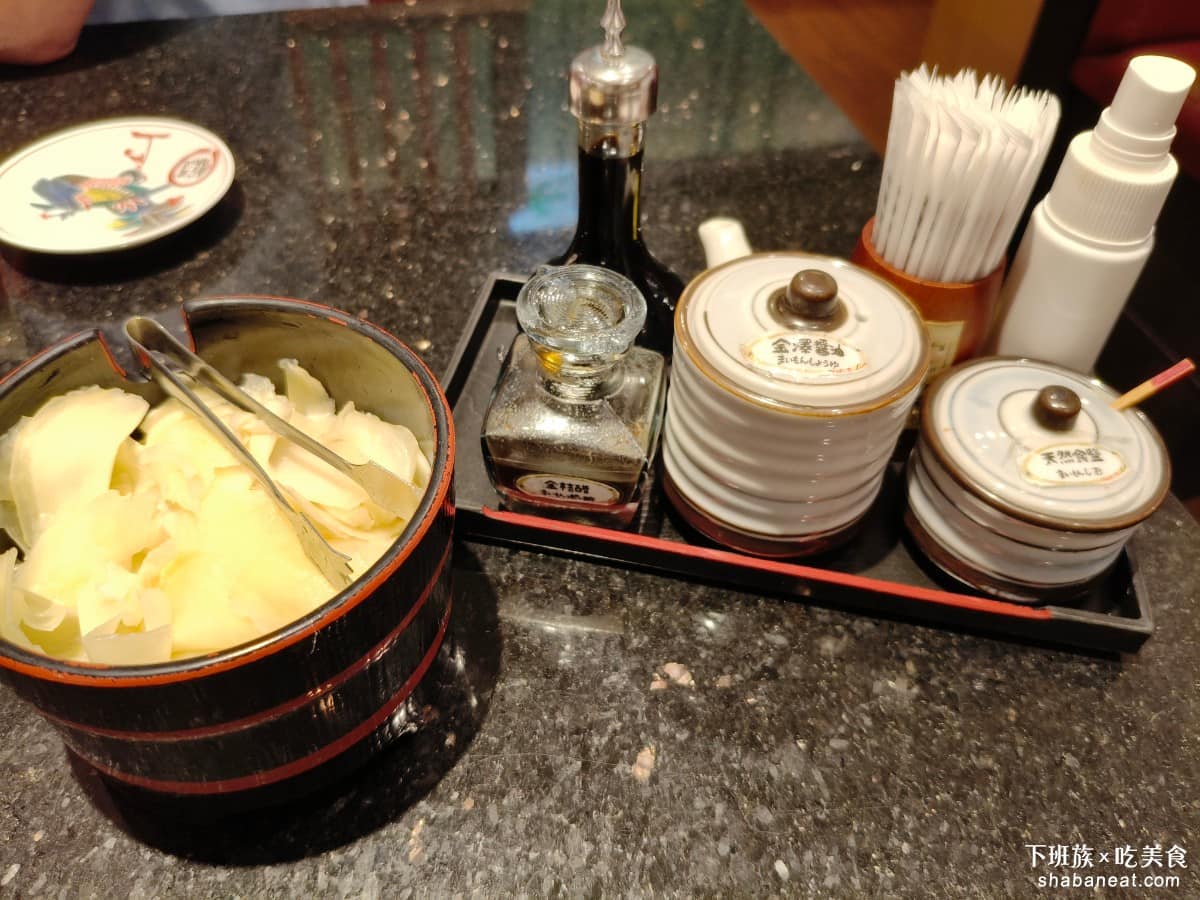 金澤美味壽司 SOGO忠孝 SOGO忠孝菜單 SOGO忠孝推薦 大安區美食 大安美食 忠孝復興美食 桌上配備相當齊全，有抹茶粉、金澤醬油、軍艦專用醬油、酒精噴霧，還有說明牌，教你每種壽司適合搭配哪種醬料。 @下班族的美食計劃
