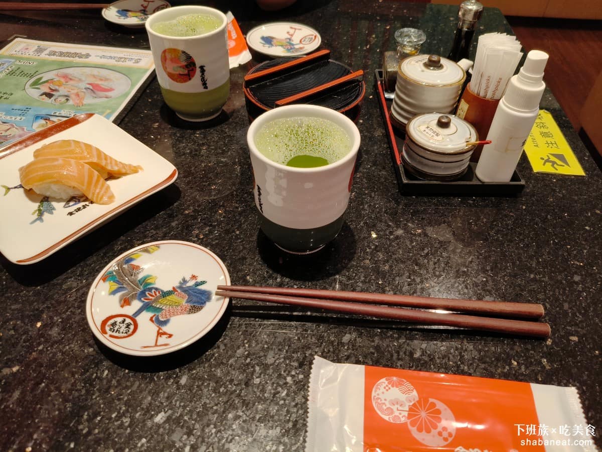 金澤美味壽司 SOGO忠孝 SOGO忠孝菜單 SOGO忠孝推薦 大安區美食 大安美食 忠孝復興美食 點餐方式和平價壽司店類似，掃桌上的 QR Code，用手機下單，每道餐點都可以選擇要不要芥末、飯量多少，彈性算高。 @下班族的美食計劃