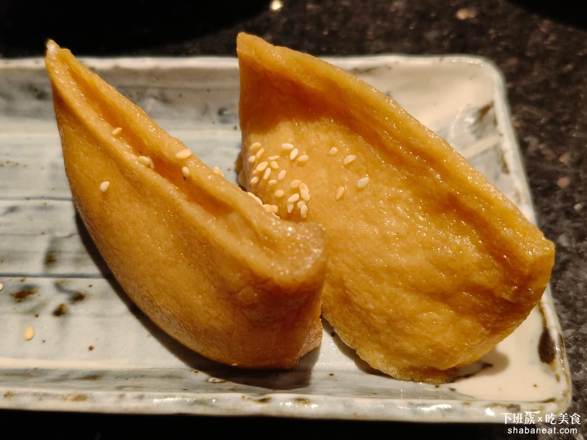 金澤美味壽司 SOGO忠孝 SOGO忠孝菜單 SOGO忠孝推薦 大安區美食 大安美食 忠孝復興美食 稻禾壽司 稻荷的外皮，比一般的稻荷厚實一點，吃起來口味微甜。 @下班族的美食計劃