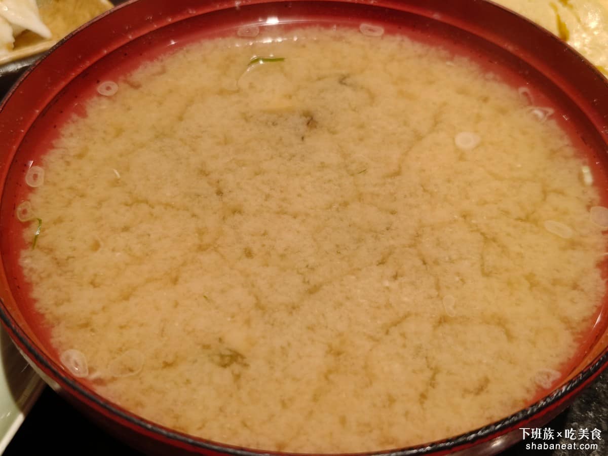 金澤美味壽司 SOGO忠孝 SOGO忠孝菜單 SOGO忠孝推薦 大安區美食 大安美食 忠孝復興美食 金澤味噌加蛤蠣 這個是加了蛤蠣的版本，吃起來鮮味十足，相較於海帶的版本，喜歡海鮮的人會喜歡吃這一碗。 @下班族的美食計劃