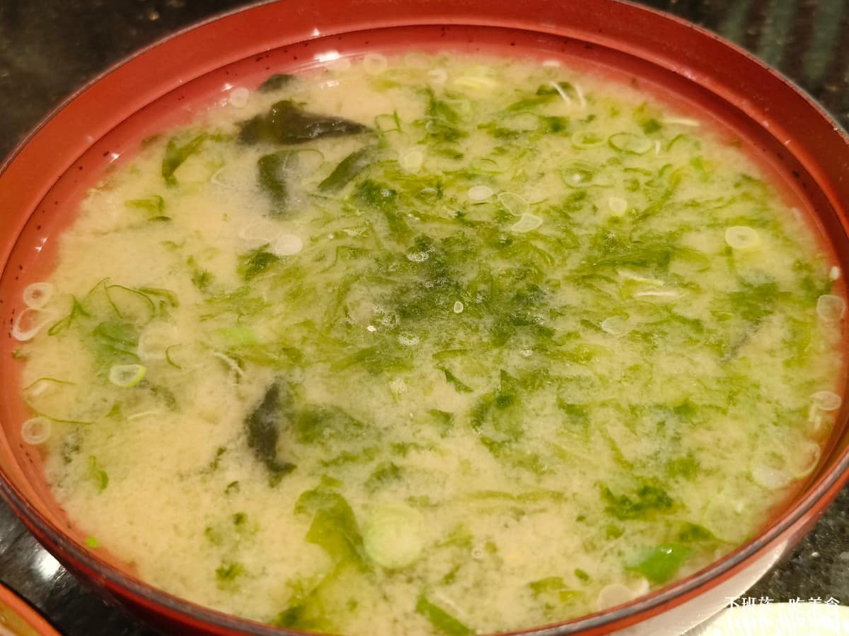 金澤美味壽司 SOGO忠孝 SOGO忠孝菜單 SOGO忠孝推薦 大安區美食 大安美食 忠孝復興美食 金澤味噌加海帶 有分成海帶和蛤蠣的版本，加了海帶的版本，吃起來比較有菜味。 @下班族的美食計劃