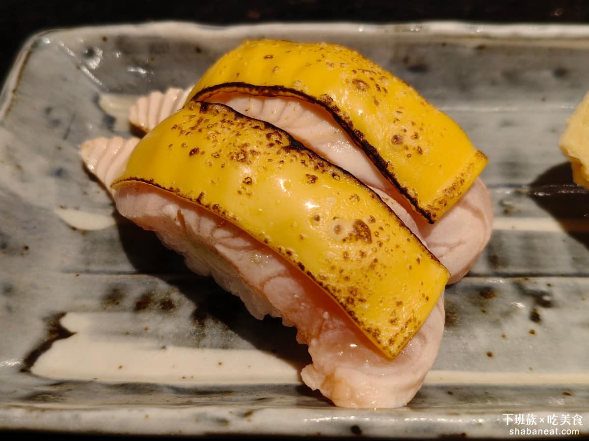 金澤美味壽司 SOGO忠孝 SOGO忠孝菜單 SOGO忠孝推薦 大安區美食 大安美食 忠孝復興美食 炙燒起司鮪魚 炙燒過後魚肉更暖口感比生食多了一層香氣，適合不敢吃完全生食的人。魚料給得大片，一口咬下，很有滿足感。 @下班族的美食計劃