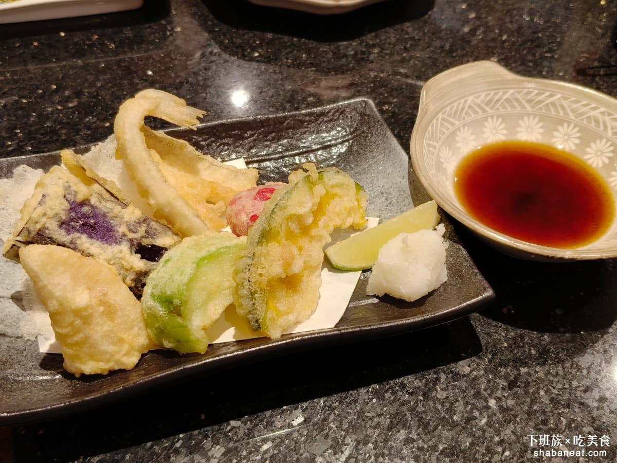 金澤美味壽司 SOGO忠孝 SOGO忠孝菜單 SOGO忠孝推薦 大安區美食 大安美食 忠孝復興美食 炸天婦羅 麵衣薄、炸得酥脆、油不油膩，搭天婦羅沾醬，加蘿蔔泥吃，味道到位。 @下班族的美食計劃