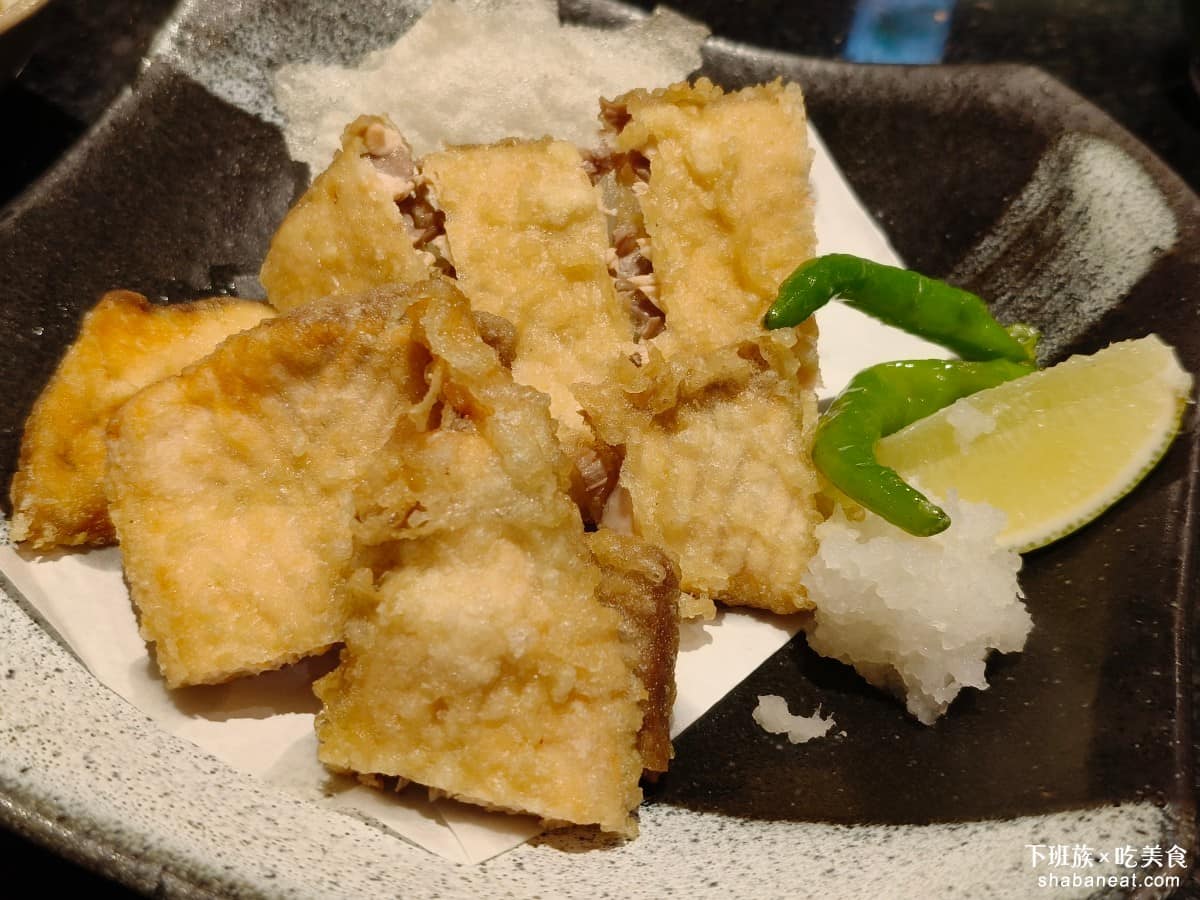 金澤美味壽司 SOGO忠孝 SOGO忠孝菜單 SOGO忠孝推薦 大安區美食 大安美食 忠孝復興美食 鮭魚仙貝 這是直接鮭魚切片然後油炸，吃起來味道非常的鮮美。 @下班族的美食計劃