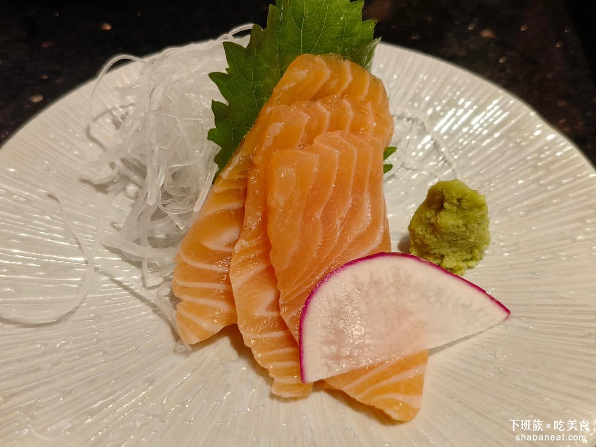 金澤美味壽司 SOGO忠孝 SOGO忠孝菜單 SOGO忠孝推薦 大安區美食 大安美食 忠孝復興美食 鮭魚生魚片 鮭魚切得又長又厚，不是平價壽司店那種薄薄一片，吃起來帶一點溫度，肉質鮮甜，份量感也有出來。 @下班族的美食計劃