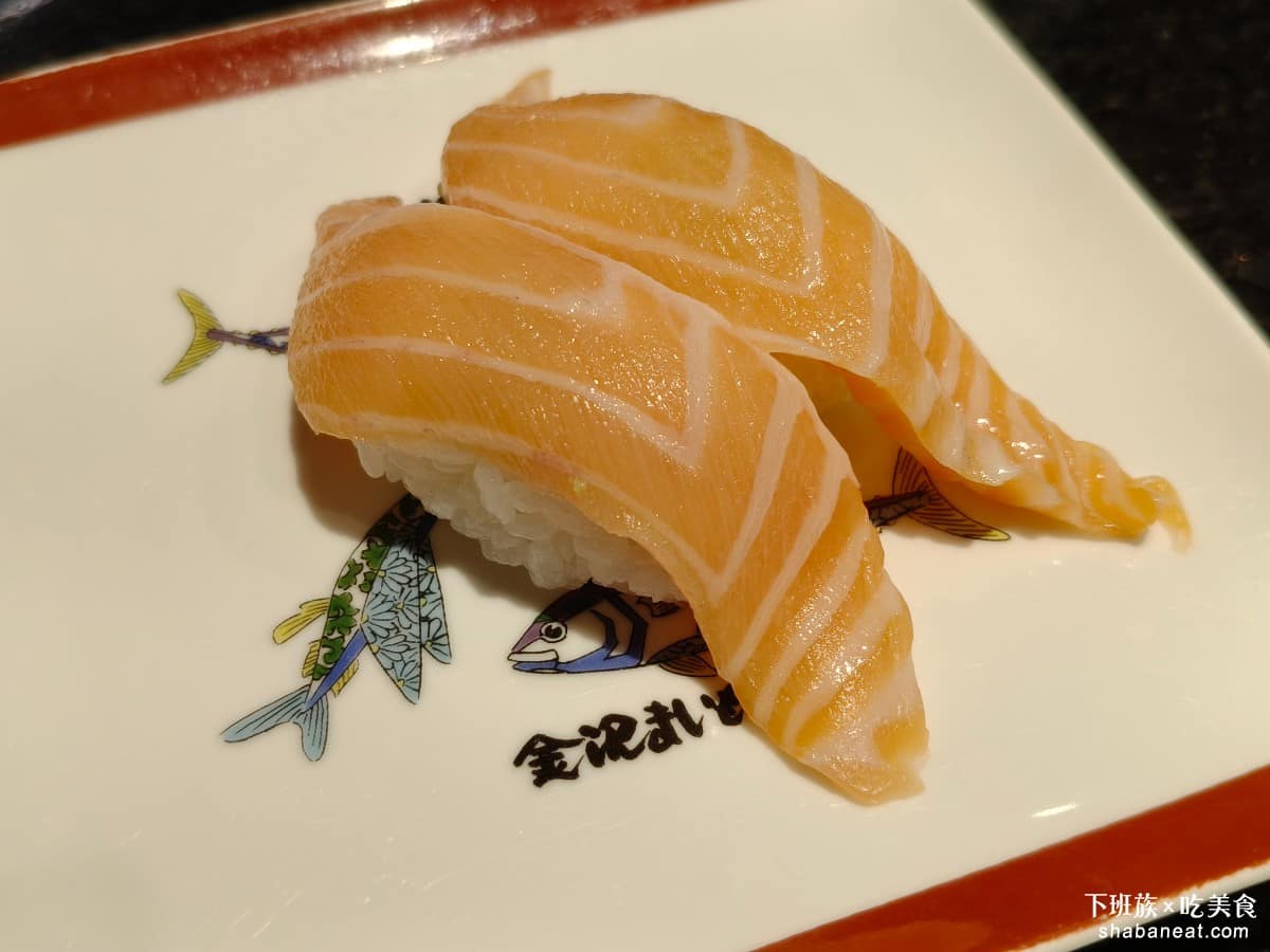 金澤美味壽司 SOGO忠孝 SOGO忠孝菜單 SOGO忠孝推薦 大安區美食 大安美食 忠孝復興美食 鮭魚壽司 餐具用的都是石川縣著名的九谷燒瓷器，每個盤子顏色和花紋都不同，光是擺盤，就有一種高級感。 @下班族的美食計劃