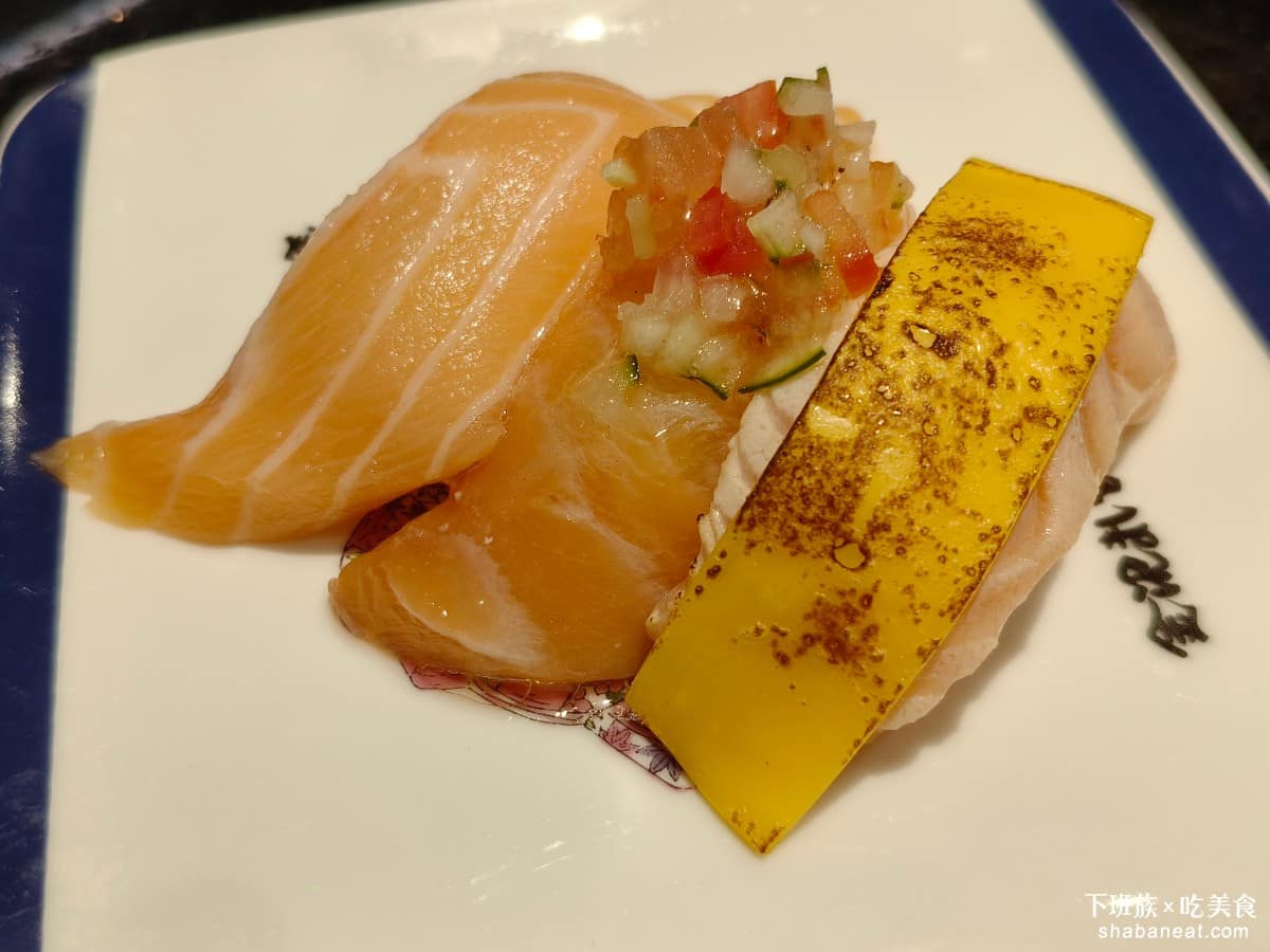 金澤美味壽司 SOGO忠孝 SOGO忠孝菜單 SOGO忠孝推薦 大安區美食 大安美食 忠孝復興美食 鮭魚三味 鮭魚本身就厚實，加上炙燒起司後，味道更有層次，算是比較有層次的一道。 @下班族的美食計劃