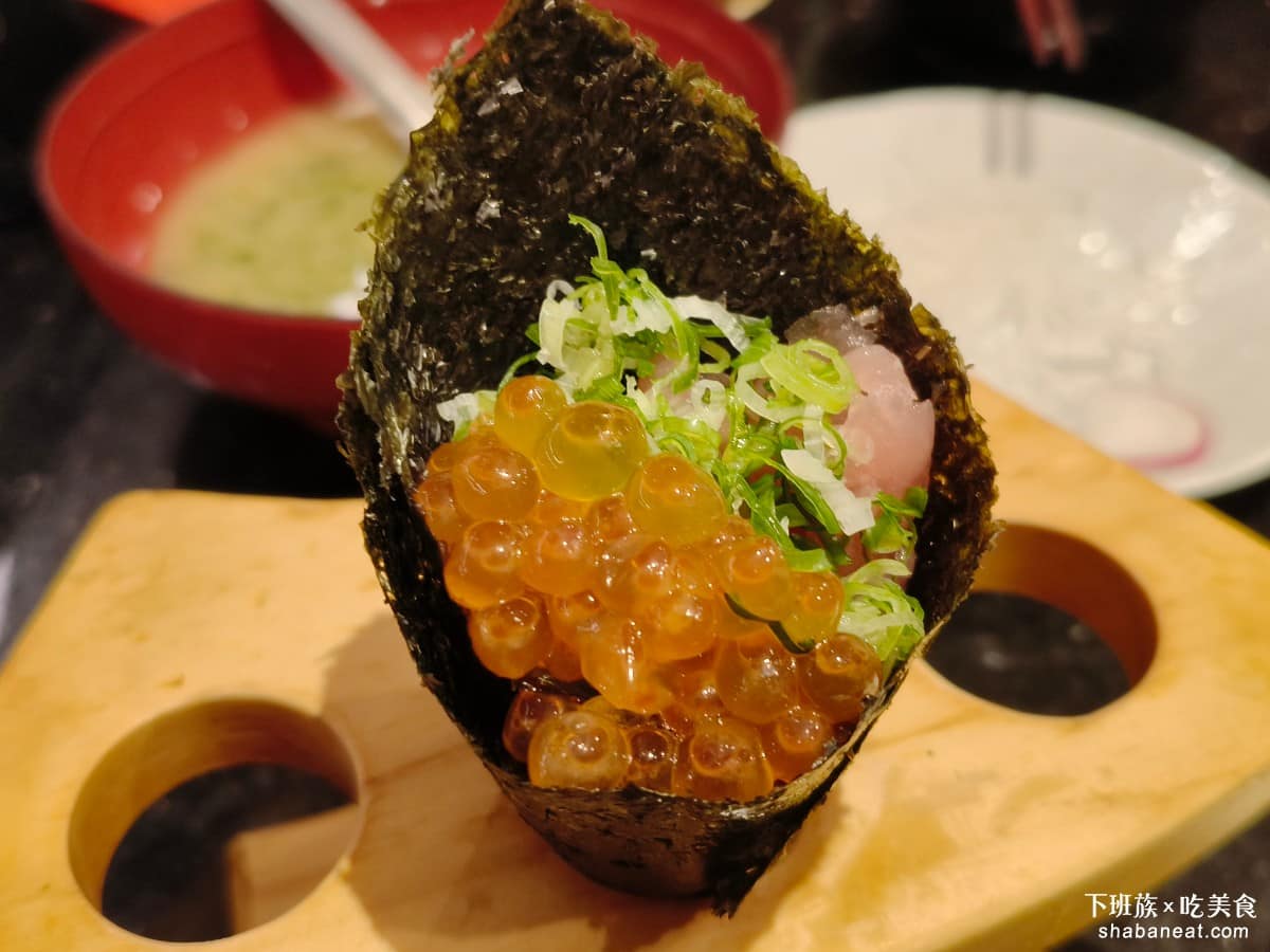 金澤美味壽司 SOGO忠孝 SOGO忠孝菜單 SOGO忠孝推薦 大安區美食 大安美食 忠孝復興美食 蔥花鮪魚手捲 外皮的海苔非常脆，裡面是鮪魚、蔥花，上面有加魚卵作為點綴，非常的新鮮。 @下班族的美食計劃