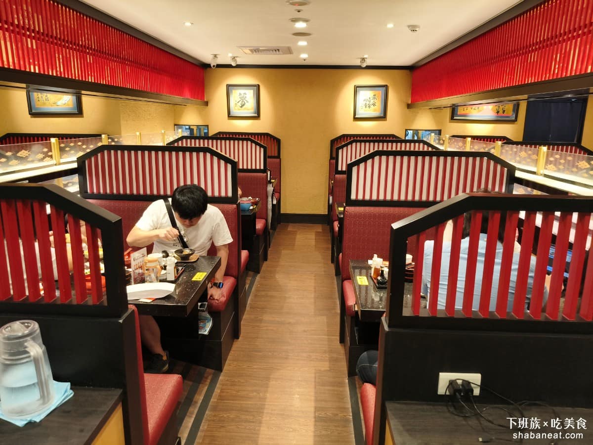 金澤美味壽司 SOGO忠孝 SOGO忠孝菜單 SOGO忠孝推薦 大安區美食 大安美食 忠孝復興美食 座位分成吧台和一般桌位兩種，吧台可以直接看到師傅現場捏壽司的過程，如果是一個人或兩個人去，坐吧台會比較有氣氛，桌位則以四人桌為主，空間夠寬，沙發座椅也坐得舒服。 @下班族的美食計劃
