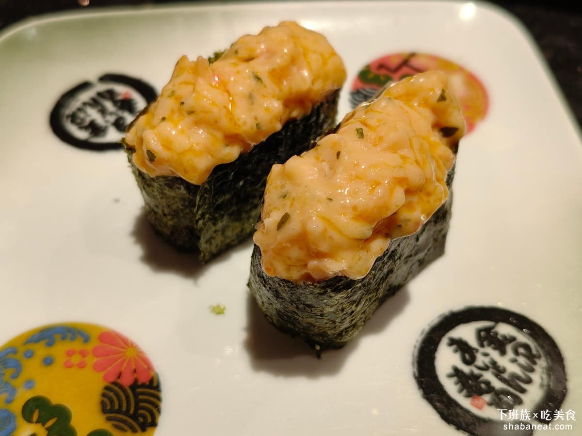 金澤美味壽司 SOGO忠孝 SOGO忠孝菜單 SOGO忠孝推薦 大安區美食 大安美食 忠孝復興美食 龍蝦沙拉軍艦 冰涼的沙拉，醬汁味道濃郁，整體調味偏重，和壽司搭著吃會比較平衡。 @下班族的美食計劃