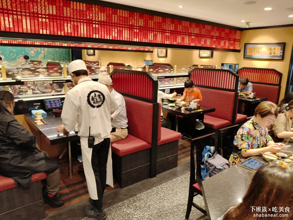金澤美味壽司 SOGO忠孝 SOGO忠孝菜單 SOGO忠孝推薦 大安區美食 大安美食 忠孝復興美食 走進《金澤美味壽司》第一眼就能感受到和平價迴轉壽司明顯不同的氣氛。整間店走優雅的日式風格，木質色調搭上暖色燈光、沙發座椅，加上寬敞的空間，整體用餐舒適度遠高於一般迴轉壽司店。 @下班族的美食計劃