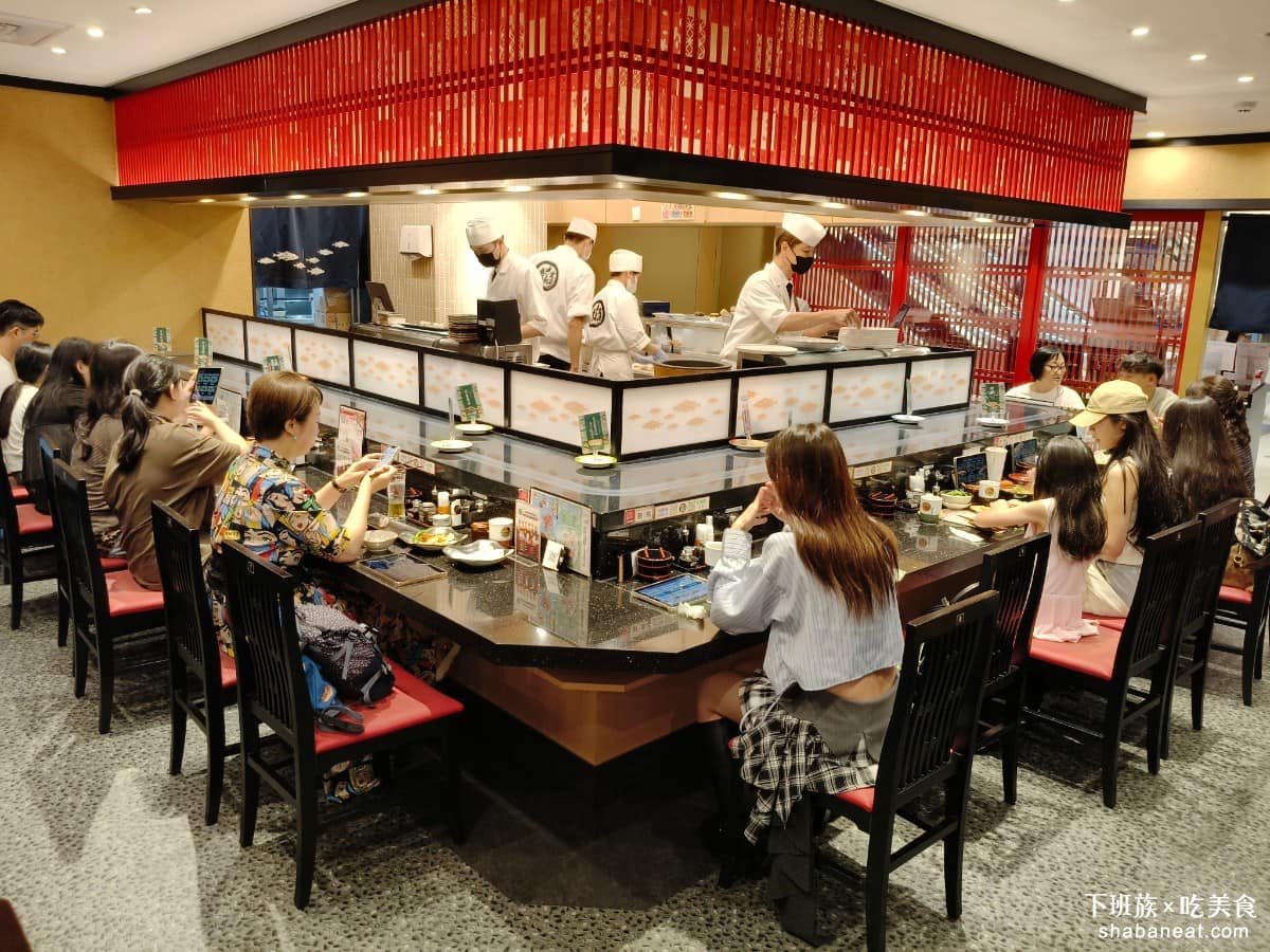 金澤美味壽司 SOGO忠孝 SOGO忠孝菜單 SOGO忠孝推薦 大安區美食 大安美食 忠孝復興美食 《金澤美味壽司》的最大特色是食材的等級，使用豐洲市場直送的黑鮪魚、北海道干貝，以及金澤當地特產的紅喉魚，這些在平價迴轉壽司根本看不到。 @下班族的美食計劃