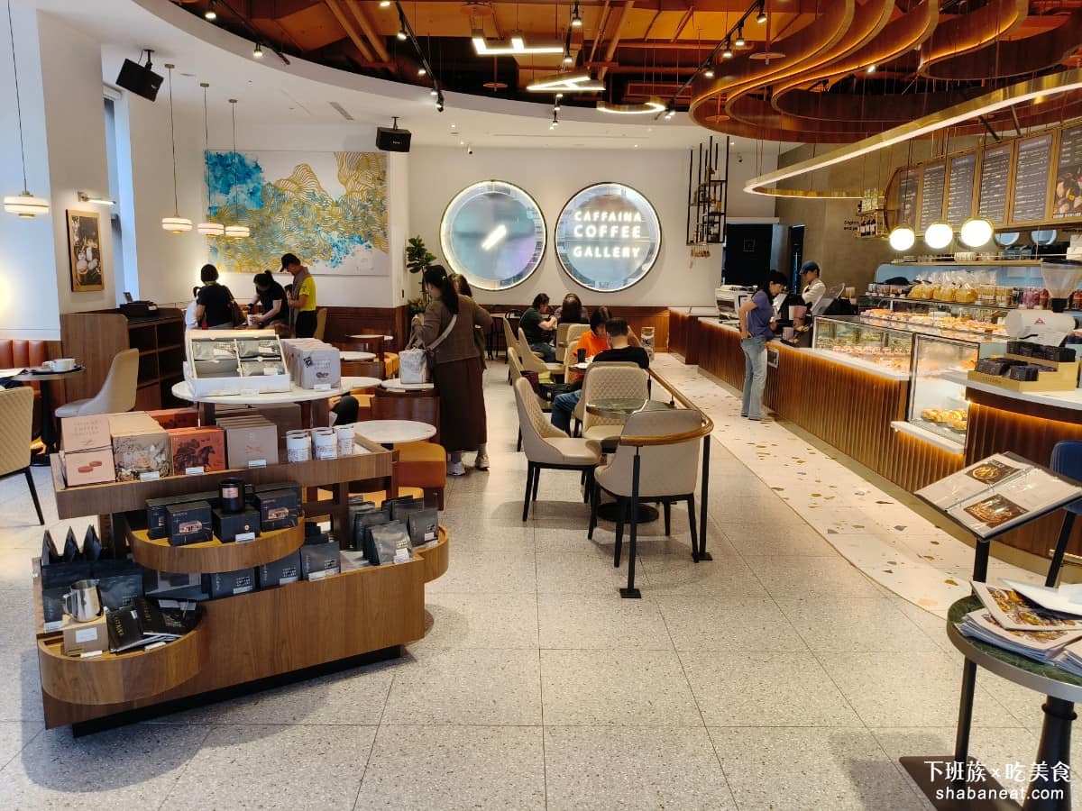 卡啡那內湖啟航館 卡啡那內湖啟航館菜單 卡啡那內湖啟航館推薦 內湖區美食 內湖美食 港墘美食 咖啡廳 《卡啡那》最大的特色是「不限時」，點好餐之後，不用管時間，想待多久、待多久都可以，低消是一杯飲品，或每人消費 180 元以上，算是咖啡廳比較合理的門檻。 @下班族的美食計劃