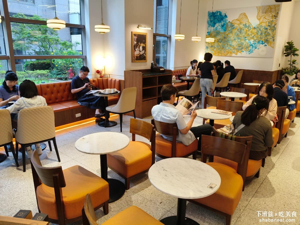 卡啡那內湖啟航館 卡啡那內湖啟航館菜單 卡啡那內湖啟航館推薦 內湖區美食 內湖美食 港墘美食 咖啡廳 裝潢以金色、古銅色、玫瑰金搭配木質色調，走的是歐式古典路線。整體空間占地百坪，挑高天花板，讓視覺感非常通透， 不會有壓迫感，採自然採光設計，白天陽光從大片落地窗照進來， 整個空間很亮。 @下班族的美食計劃