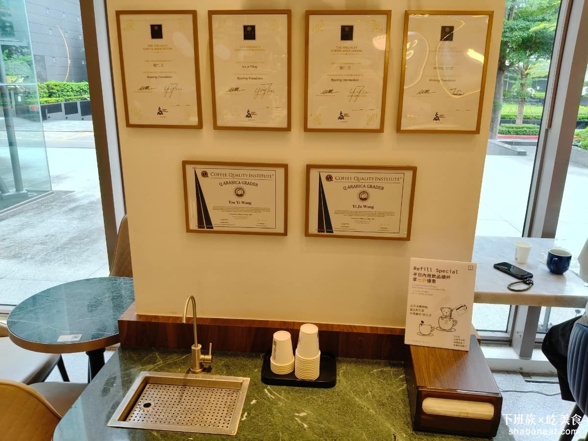 卡啡那內湖啟航館 卡啡那內湖啟航館菜單 卡啡那內湖啟航館推薦 內湖區美食 內湖美食 港墘美食 咖啡廳 牆上掛了一整排藍帶認證和得獎證書，算是對甜點品質的背書，有需要的話，可以自行取用飲水機的水。 @下班族的美食計劃