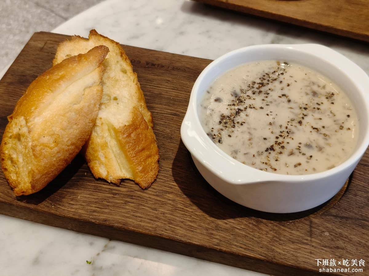 卡啡那內湖啟航館 卡啡那內湖啟航館菜單 卡啡那內湖啟航館推薦 內湖區美食 內湖美食 港墘美食 咖啡廳 蘑菇濃湯 旁邊有搭配現烤的麵包，麵包的口味是原味，只是有點太硬。 @下班族的美食計劃