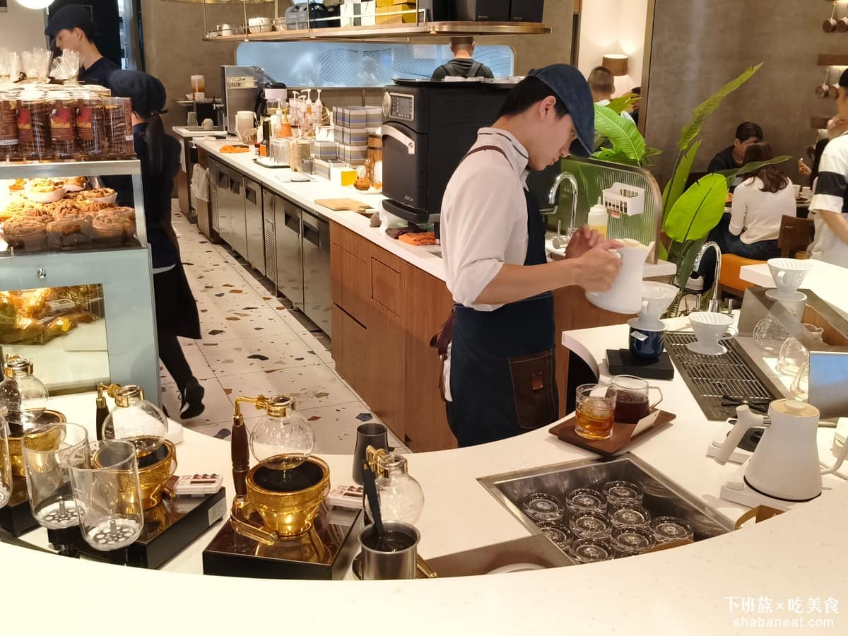 卡啡那內湖啟航館 卡啡那內湖啟航館菜單 卡啡那內湖啟航館推薦 內湖區美食 內湖美食 港墘美食 咖啡廳 《卡啡那》在網路上有「全台最美咖啡廳」的稱號，內湖啟航館開幕後，迅速爆紅IG打卡照片快速累積，尤其是郵輪圓窗設計和牧羊人光圈牆，成為明顯的拍照熱點。 @下班族的美食計劃