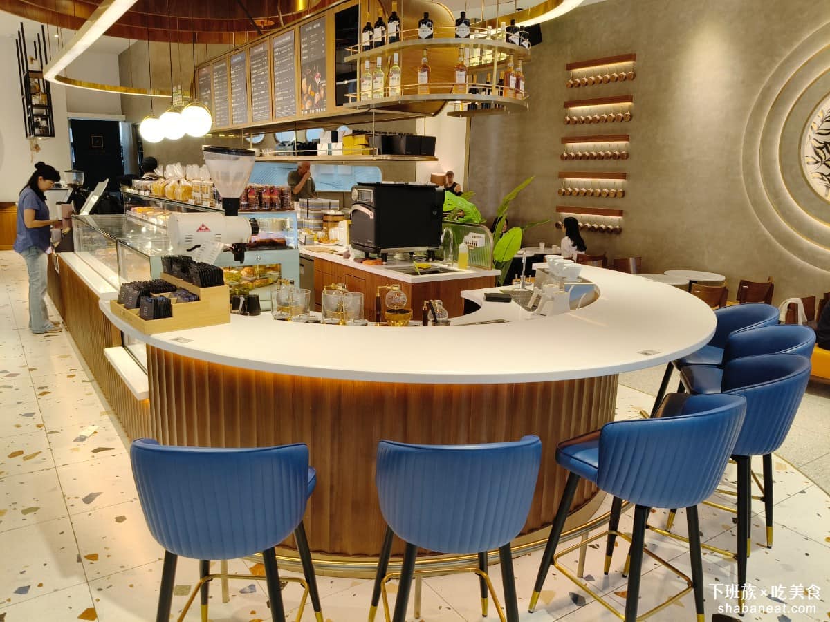 卡啡那內湖啟航館 卡啡那內湖啟航館菜單 卡啡那內湖啟航館推薦 內湖區美食 內湖美食 港墘美食 咖啡廳 2022 年品牌首次北上，選在內湖科學園區落腳，開設全台第八間、北部唯一的啟航館。卡啡那隸屬於多那之Donutes 集團，創立於 2012 年，創辦人從烘焙起家，長期深耕咖啡和甜點領域。 @下班族的美食計劃