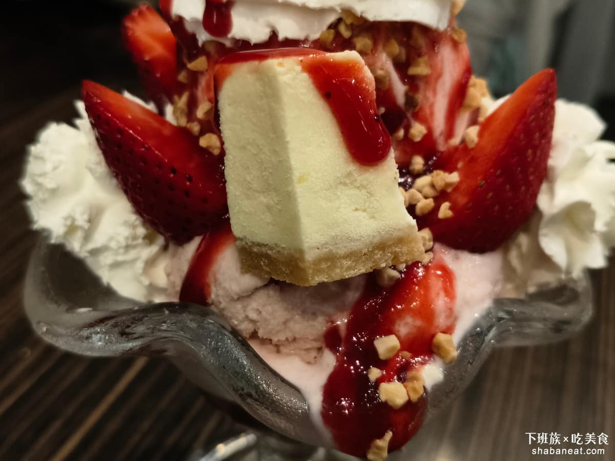 SWENSEN'S 双聖大安店 双聖大安店菜單 双聖大安店推薦 大安區美食 大安美食 大安站美食 我們點的是草莓口味，全部都是草莓冰淇淋作為基底，底下有草莓醬，上面還有放一些奶油以及起司蛋糕。份量很大一個人都吃不完最好要多個人一起吃，夠份量，吃的很過癮。 @下班族的美食計劃
