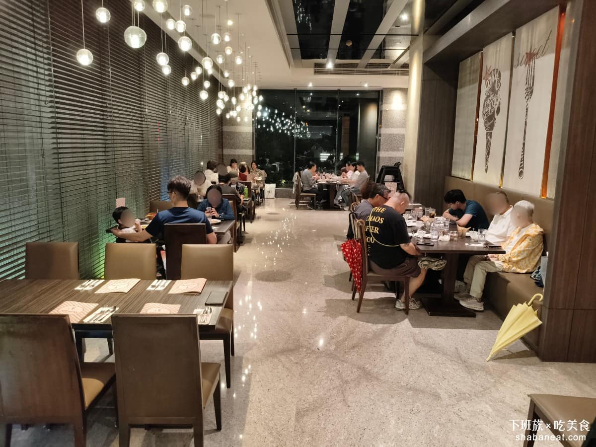 SWENSEN'S 双聖大安店 双聖大安店菜單 双聖大安店推薦 大安區美食 大安美食 大安站美食 整體就是標準飯店一樓餐廳的格局，乾淨、整潔，帶點城市商旅的精緻感，跟昔日民生店的復古昏黃調比起來，風格差異明顯。 @下班族的美食計劃