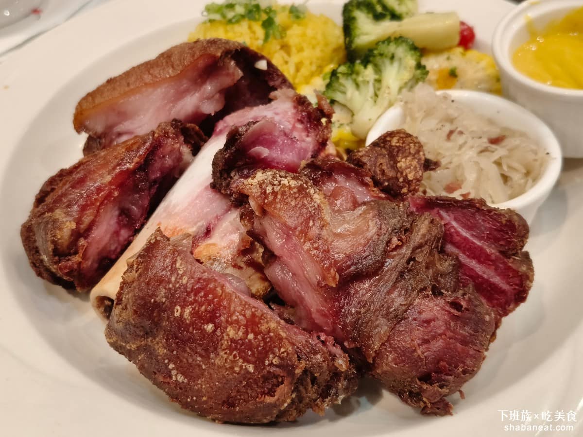 SWENSEN'S 双聖大安店 双聖大安店菜單 双聖大安店推薦 大安區美食 大安美食 大安站美食 香烤德國豬腳 整體表現不錯，肉質軟嫩，也算入味，這點沒問題，外皮有些部位偏硬，但還在可接受的範圍，不會說整隻咬不動，就是這次運氣不太好 @下班族的美食計劃
